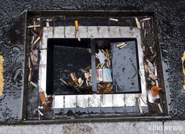 20일 서울 송파구의 잠실동 한 빗물받이에 담배꽁초가 가득차 있다. 송파구 치수과 관계자는 “최근 장마와 집중호우 일수의 증가에 따라 도시침수 문제가 대두되고 있는 실정이다”면서 “지속적인 순찰과 점검으로 집중호우로 인한 구민피해가 발생하지 않도록 최선을 다하겠다”고 말했다.