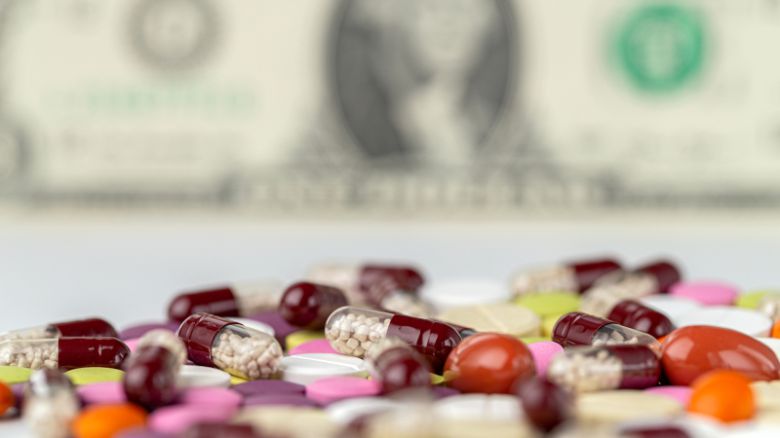 전문가와 제약 업계는 약가 규제 완화, 원료의약품 생산 기업 지원 등이 이뤄져야 한다고 말한다. 게티이미지뱅크