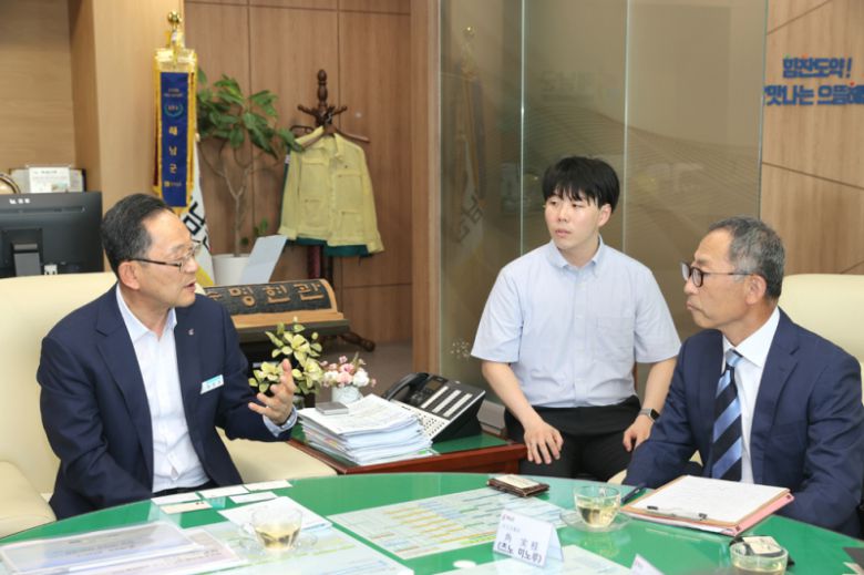일본 게이오 백화점과 노아 관계자는 지난 23일부터 25일까지 해남을 찾아 관내 수출기업을 방문해 시설과 제품 생산과정을 살펴봤으며, 40여개 제품들의 직접 설명을 듣고 시식해 보는 품평회 시간을 가졌다. /해남군