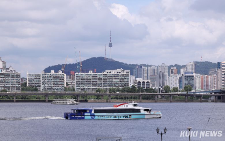 시민들을 태운 한강버스가 1일 여의도 선착장을 출발해 뚝섬 선착장으로 향하고 있다.서울시는 두 달 간 체험 운항을 거쳐 오는 9월 중 정식 취항한다는 계획이다.이번 한강버스 시민 탑승체험은 매주 화·목·토요일 진행된다. 7월 화·목에는 오후 2시와 저녁 7시 각 1회씩 여의도 선착장에서 출발해 잠실 방면으로 운행하며 토요일에는 오후 2시 같은 방면으로 1회 편도 운영된다.