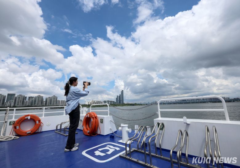 한강버스가 정식 취항을 앞두고 시범운항에 나선 1일 시민들이 기념사진을 찍으며 즐거운 시간을 보내고 있다.