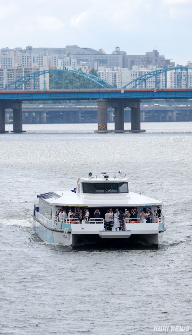 시범 운항을 시작한 한강버스가 1일 서울 한강 반포대교 인근을 지나고 있다.