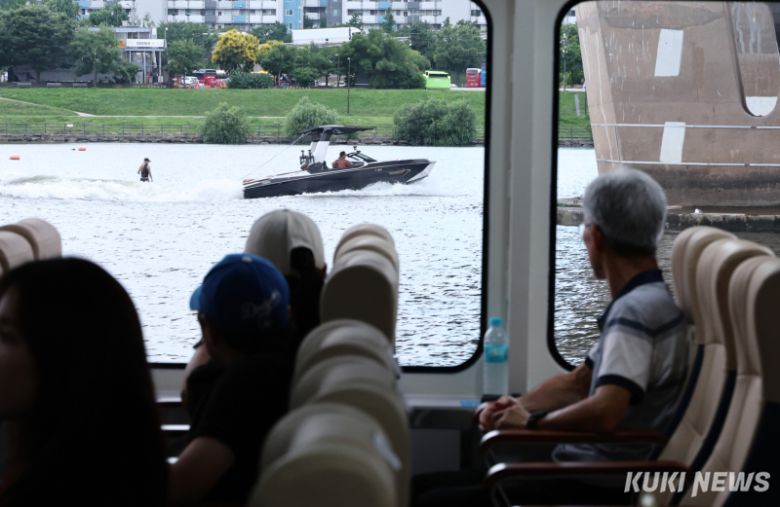 한강버스가 체험 운항을 시작한 1일 서울 영등포구 여의도 일대에서 시민체험단이 한강을 바라보고 있다.
