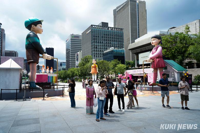 시민들과 외국인 관광객들이 1일 서울 종로구 광화문광장에서 열리고 있는 '2025 K콘텐츠 서울여행주간: 오징어게임 팝업 광화문' 행사장을 둘러보고 있다.