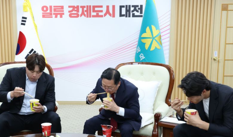 류현진 선수, 이장우 대전시장, 오상욱 국가대표는 1일 대전시청 응접실에서 '꿈돌이 라면 컵라면'을 시식하고 있다. 대전시