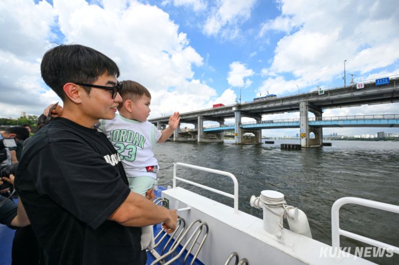 한강버스가 체험 운항을 시작한 1일 서울 서초구 잠수교 일대에서 시민체험단이 도시 풍경을 감상하고 있다.