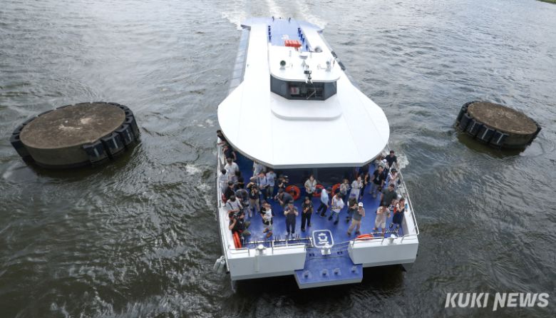 시범 운항을 시작한 한강버스가 1일 서울 한강 반포대교 인근을 지나고 있다.