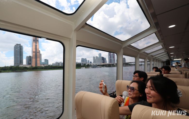 한강버스가 정식 취항을 앞두고 시범운항에 나선 1일 시민들이 기념사진을 찍으며 즐거운 시간을 보내고 있다.