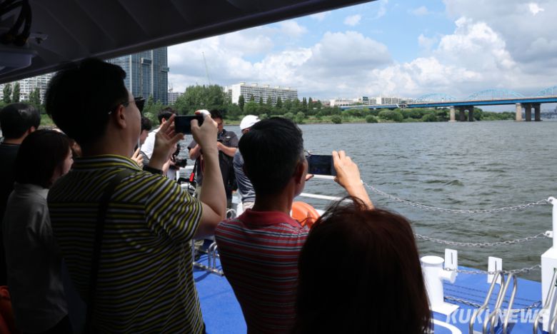 한강버스가 체험 운항을 시작한 1일 서울 영등포구 여의도 일대에서 시민체험단이 기념사진을 촬영하고 있다.