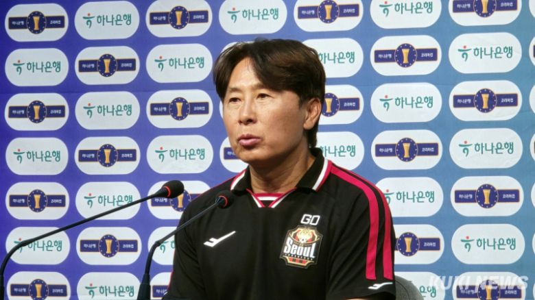 김기동 FC서울 감독이 2일 오후 7시30분 서울월드컵경기장에서 열린 ‘2025 하나은행 코리아컵’ 8강 전북현대와 홈경기가 끝난 뒤 기자회견에 임하고 있다. 김영건 기자