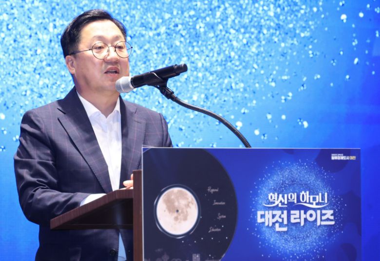 이장우 대전시장이  ‘대전 RISE 성공을 위한 지역대학-출연연 협력 비전선포식’에서 청년 인재가 머무는 도시를 만들겠다고 다짐하고 있다. 대전시