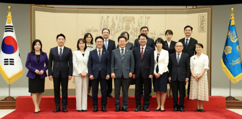 이재명 대통령이 4일 용산 대통령실에서 임명장 수여식 참석자들과 기념촬영을 하고 있다. 이날 이 대통령은 김민석 국무총리, 강훈식 대통령비서실장, 위성락 국가안보실장, 김용범 정책실장, 이종석 국가정보원장, 윤창렬 국무조정실장, 이한주 국정기획위원장에게 임명장을 수여했다. 연합뉴스