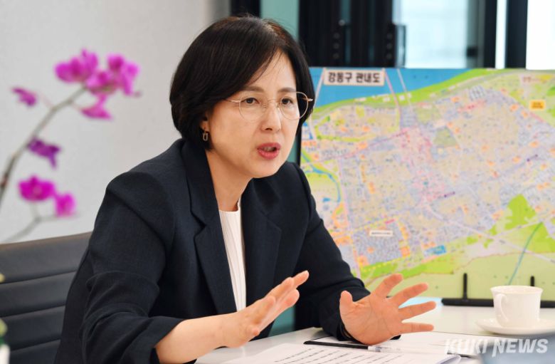 지난달 30일 서울 강동구 고덕비즈밸리에서 만난 이수희 강동구청장. 곽경근 기자
