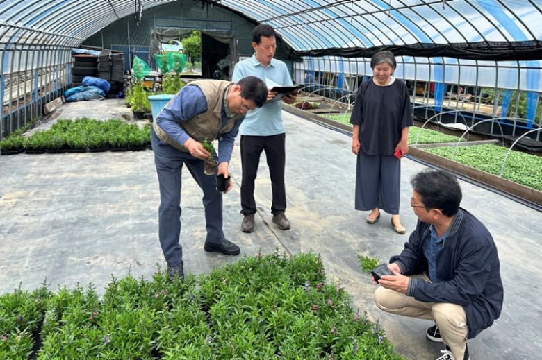 지역상생 계약재배 사업 대상 농가에 재배기술을 지도하는 모습. 한국수목원정원관리원