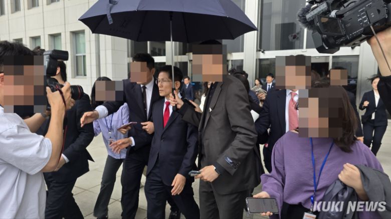 김문수 전 국민의힘 대선 후보가 지난 5월 9일 국민의힘 의원총회에서 ‘후보 교체 파동’으로 당 지도부와 격돌 후 퇴장하고 있다. 임현범 기자