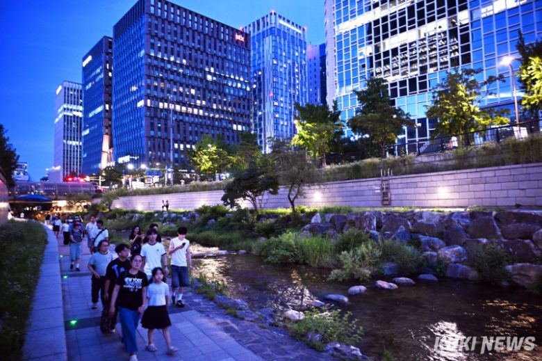 주말인 12일 저녁 시민들이 청계천을 산책하고 있다.