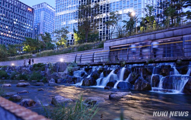 “도심 빌딩 숲 아래 작은 폭포” 12일 저녁 청계천 장통교와 삼일교 사이 폭포에 시원한 물줄기가 흘러내리고 있다. 장노출(30초)으로 촬영했다.