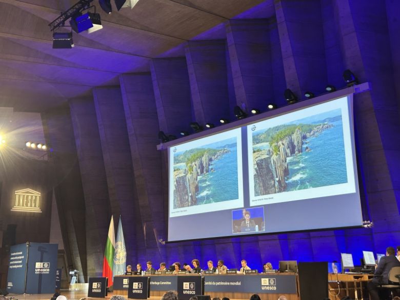 13일(현지시간) 프랑스 파리 유네스코 본부에서 열린 제47차 세계유산위원회에서 북한의 '금강산'이 소개되고 있다. 금강산은 이날 북한의 3번째 유네스코 세계유산으로 등재됐다. 연합뉴스