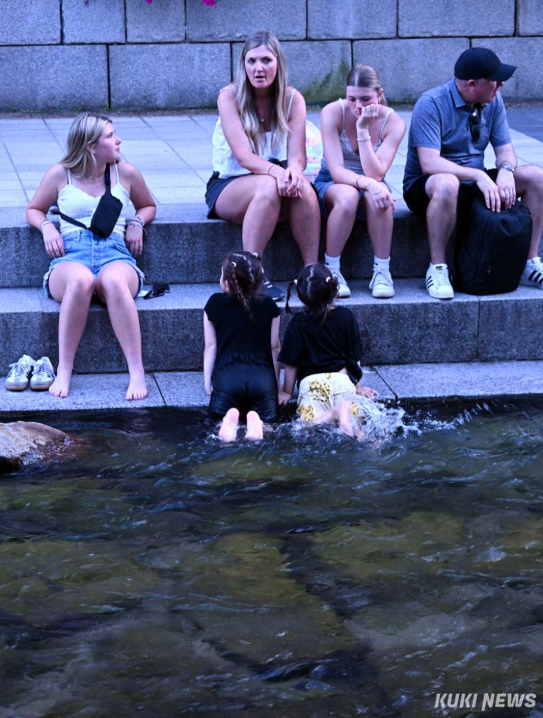 12일 불볕 더위가 연일 기승을 부리고 있는 가운데 청계천을 찾은 외국인 어린이들이 천에 몸을 담그고 더위를 식히고 있다.