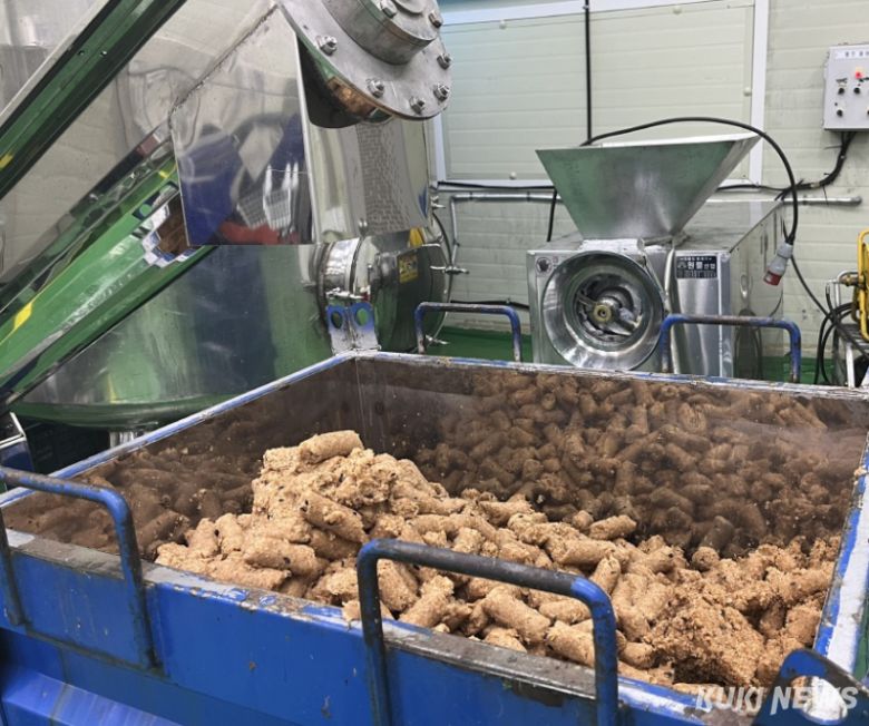 배 가공업체에서 배를 착즙한 뒤 발생한 부산물인 착즙박.