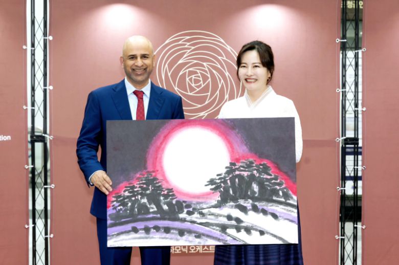 칼리드 알 슐라이티 카타라 문화재단 대표이사(왼쪽)가 류재춘 작가 대표작 ‘월하(月下)’와 함께 환하게 웃고 있다. 류재춘 작가 제공