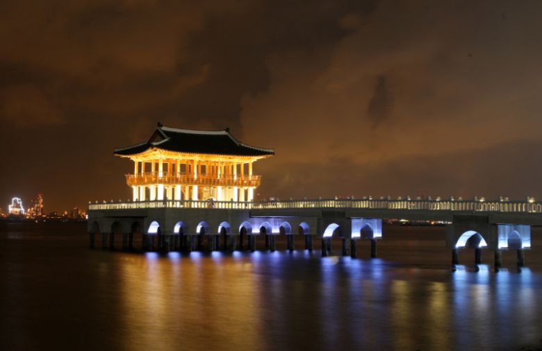 영일대 해상 누각 야경. 포항시 제공