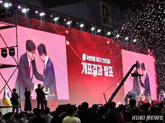 한동훈 전 국민의힘 대표가 지난 5월 3일 경기도 고양시 일산서구 킨텍스에서 열린 ‘제5차 전당대회’에서 개표결과 발표 후 김문수 전 국민의힘 대선후보와 악수를 나누고 있다. 쿠키뉴스 자료사진