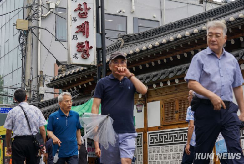 초복을 이틀 앞둔 18일 서울 종로구 한 삼계탕 전문점 앞에서 시민들이 줄을 서서 순서를 기다리고 있다.