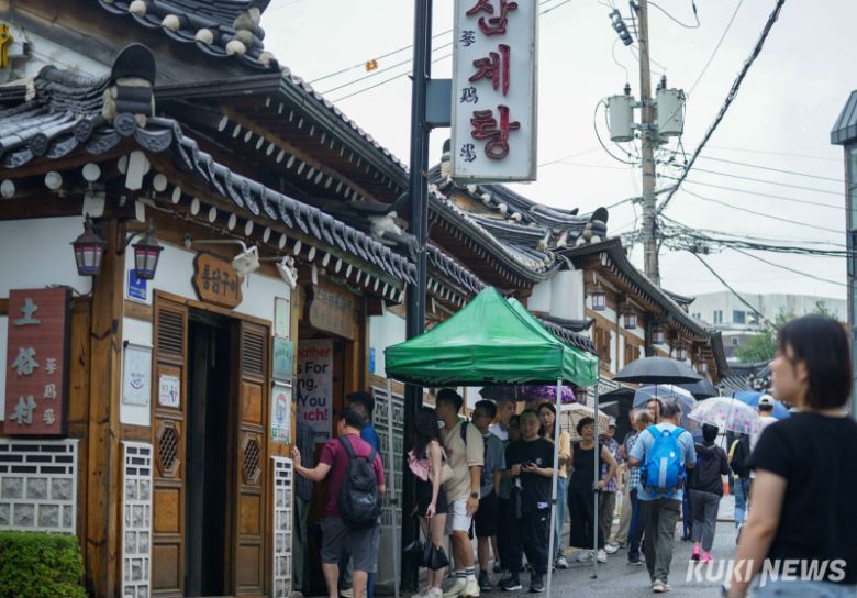 초복을 이틀 앞둔 18일 서울 종로구 한 삼계탕 전문점 앞에서 시민들이 줄을 서서 순서를 기다리고 있다.