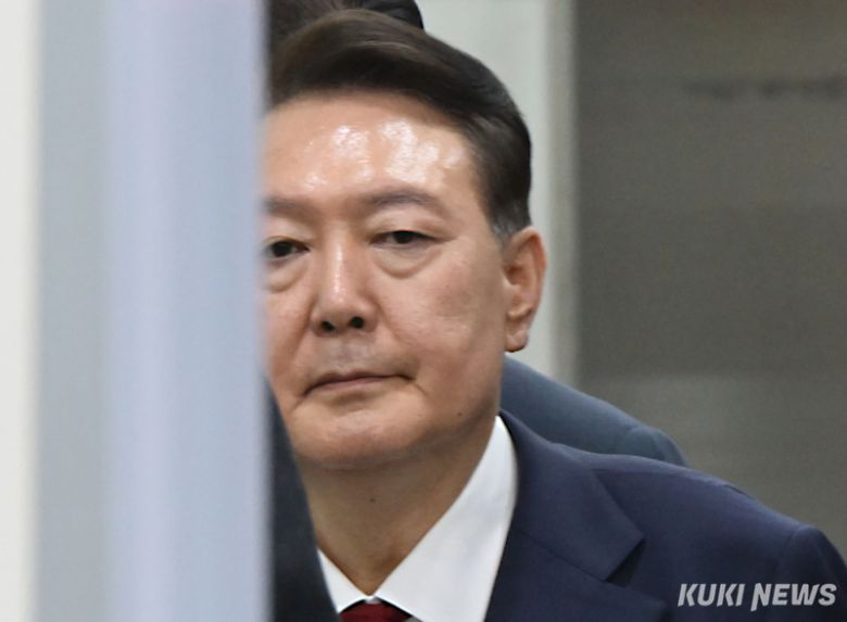 윤석열 전 대통령이 지난 9일 서울 서초구 서울중앙지방법원에서 구속 전 피의자 심문(영장실질심사)을 마치고 대기 장소인 서울구치소로 이동하고 있다. 사진공동취재단