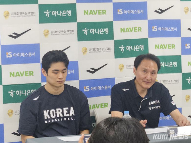 안준호 감독과 유기상이 18일 안양 정관장 아레나에서 열린 카타르와의 1차 평가전이 끝난 뒤 기자회견하고 있다. 송한석 기자