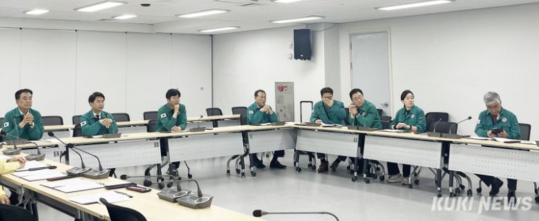 충남도의회 교육위원회는 지난 18일 충남교육청 상황실을 방문해, 집중호우 대응을 위해 비상근무 중인 교육청 관계자들을 격려하고 재난상황 대응체계를 점검했다.
