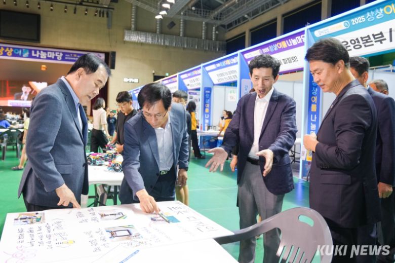 김지철 충남교육감이 19일 홍주문화체육센터에서 열린 4권역 상상이룸 나눔마당에서 학생들의 탐구활동에 대한 설명을 듣고 있다.