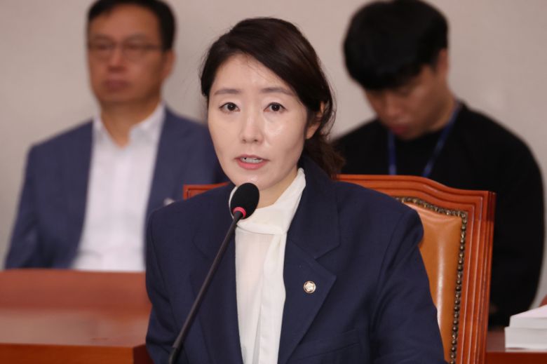 강선우 여성가족부 장관 후보자가 14일 국회 여성가족위원회에서 열린 인사청문회에서 위원의 질문에 답하고 있다. 연합뉴스