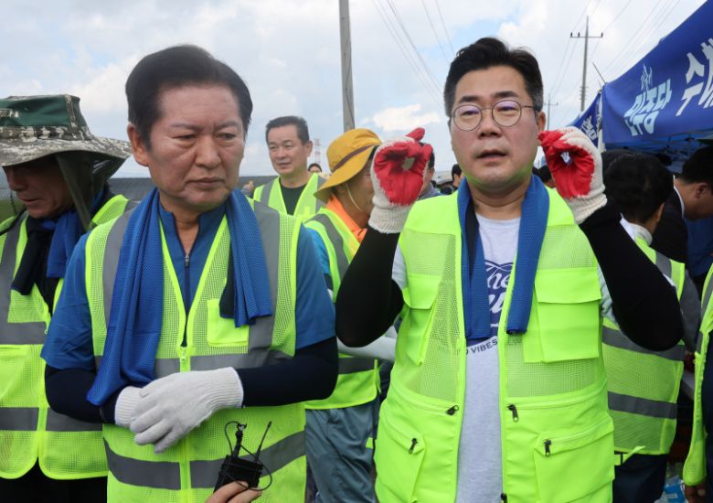 정청래·박찬대 더불어민주당 당 대표 후보가 21일 충남 예산군 신암면 조곡리 수해 현장을 둘러보고 있다. 연합뉴스