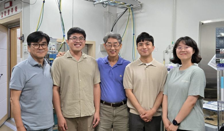 (왼쪽부터) 임근호 박사(IBS 뇌과학 이미징 연구단), Vo Tan Thanh 박사(IBS 뇌과학 이미징 연구단), 김성기 단장(IBS 뇌과학 이미징 연구단), 정원범 박사(한국뇌연구원, 前 IBS 뇌과학 이미징 연구단 연구교수), Jin Tong 학생(IBS 뇌과학 이미징 연구단). IBS