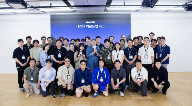 네이버의 ‘라운드업 리그’ 1기 참여 브랜드 20개가 지난 17일 네이버 1784에서 투자사와 첫 네트워킹을 진행한 후 기념 사진을 촬영하고 있다. 네이버 제공