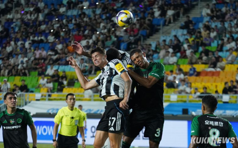 선수들이 30일 경기 수원월드컵경기장에서 열린 '2025 쿠팡플레이 시리즈' 1경기에서 볼경합을 펼치고 있다.