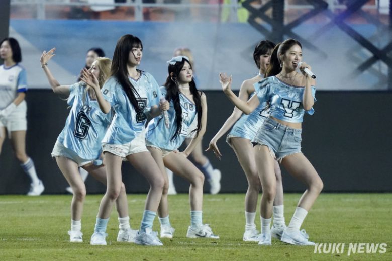 그룹 아이브가 30일 경기 수원월드컵경기장에서 열린 '쿠팡플레이 시리즈' 팀 K리그와 뉴캐슬 유나이티드 경기에서 무대를 선보이고 있다.