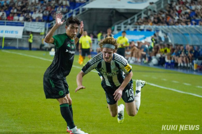 안소니 고든이 30일 경기 수원월드컵경기장에서 열린 '2025 쿠팡플레이 시리즈' 1경기에서 넘어지고 있다.