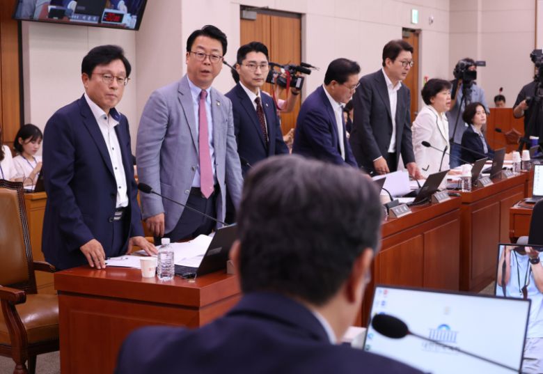 1일 서울 여의도 국회에서 열린 법제사법위원회 전체회의에서 방송 3법이 통과되고 있는 가운데 법사위 국민의힘 간사 박형수 의원을 비롯한 의원들이 토론 종결 등 위원회 운영에 대해 이춘석 위원장에게 항의하고 있다. 연합뉴스