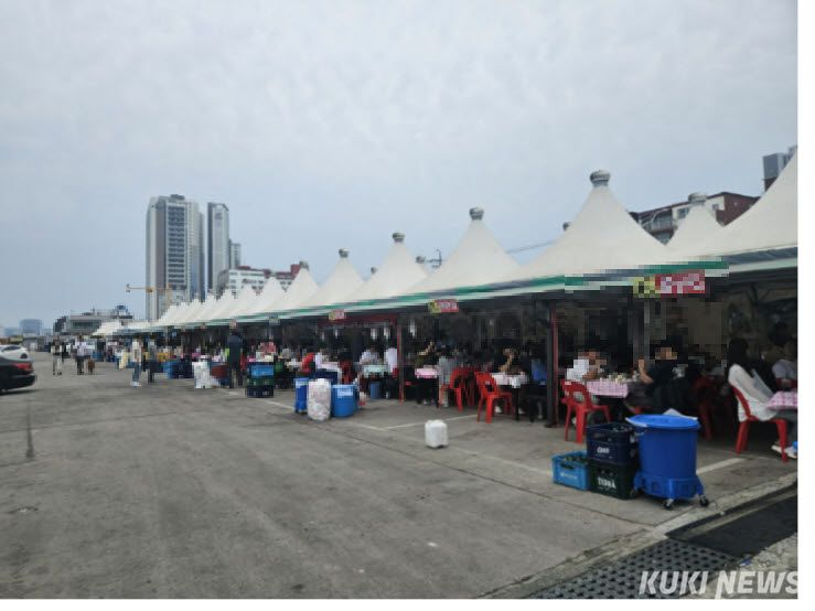 속초시 동명항 오징어난전 모습. 조병수