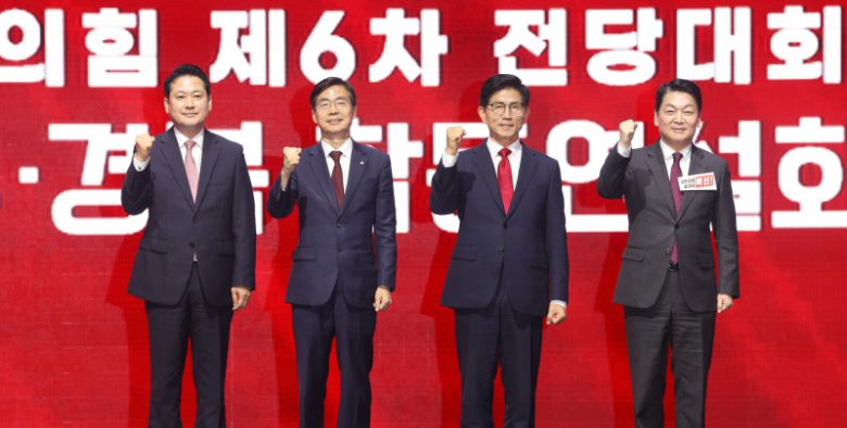 국민의힘 당대표 선거에 출마한 장동혁·조경태·김문수·안철수(왼쪽부터) 후보가 8일 대구에서 열린 국민의힘 제6차 전당대회 합동연설회에서 기념 사진을 촬영하고 있다. 연합뉴스