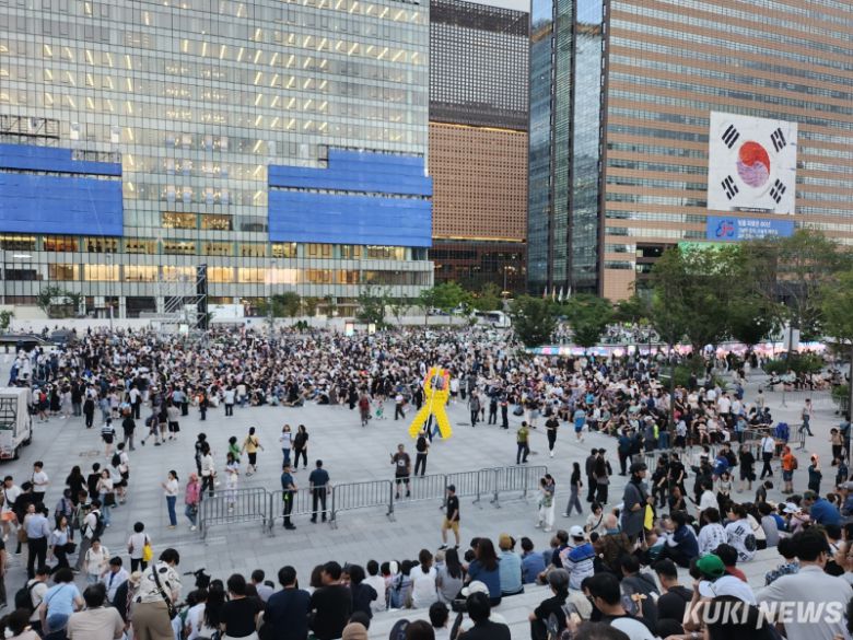 이재명 대통령의 국민임명식을 보기 위해 15일 많은 시민들이 광화문 광장에 몰려들었다. 전재훈 기자