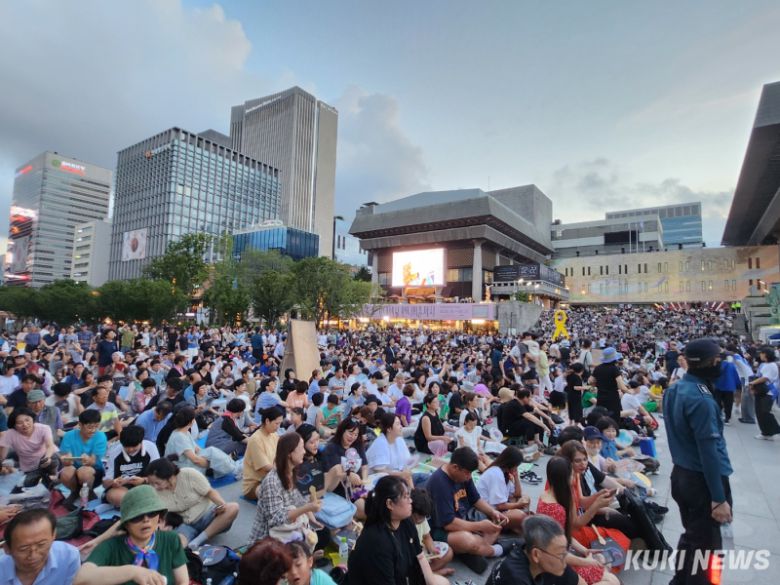 이재명 대통령의 국민임명식을 보기 위해 15일 많은 시민들이 광화문 광장에 몰려들었다. 전재훈 기자