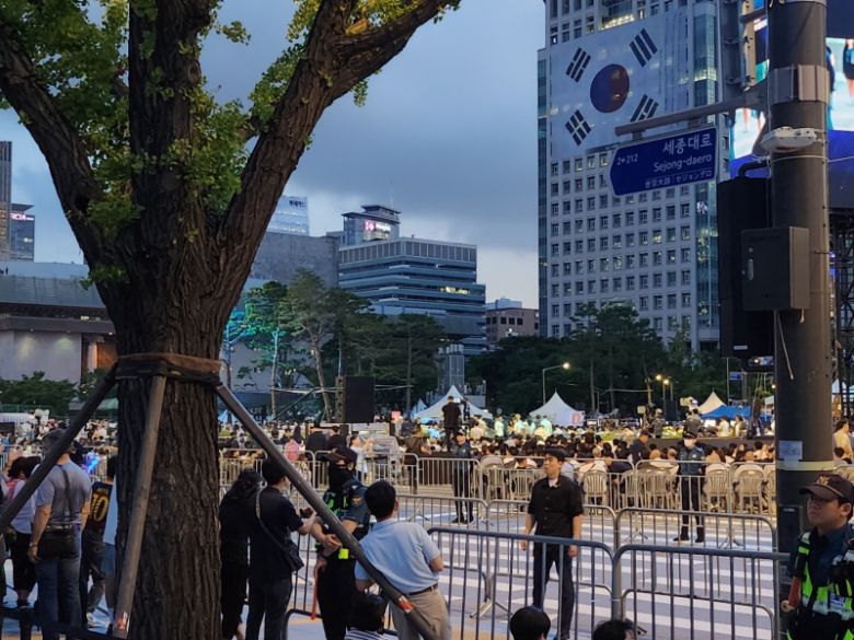 이재명 대통령의 국민임명식을 보기 위해 15일 많은 시민들이 광화문 광장에 몰려들었다. 전재훈 기자