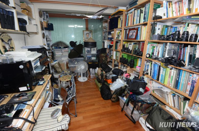 고 윤무부 교수의 '휘경동 자택 연구실 겸 집필실(2014년)' 전경 각종 촬영장비와 필름, 슬라이드 북, 조류 관련 서적이 가득하다.(쿠키뉴스 DB)