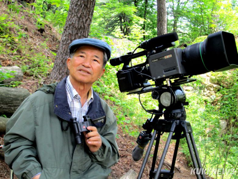 고인은 2006년 강원도 철원에 두루미를 보러 갔다가 뇌경색으로 쓰러졌다. 이때 시한부 판정을 받았지만 새에 대한 그의 열정은 꺾이지 않았다. 후유증으로 오른쪽 손과 다리가 잘 움직이지 않았지만 휠체어를 타고 전국을 돌아다니며 새를 관찰했다.