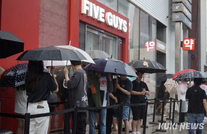 오픈 초기 파이브가이즈 강남점 앞에 손님들이 줄을 서 있다. 이예솔 기자