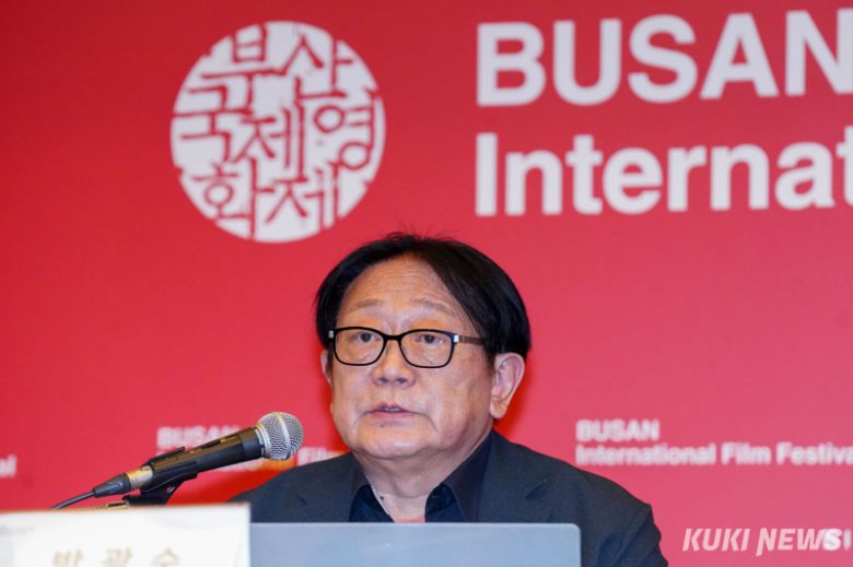 박광수 이사장이 26일 서울 남대문로4가 대한상공회의소에서 열린 제30회 부산국제영화제 개최 기자회견에서 취재진의 질문에 답하고 있다. 유희태 기자